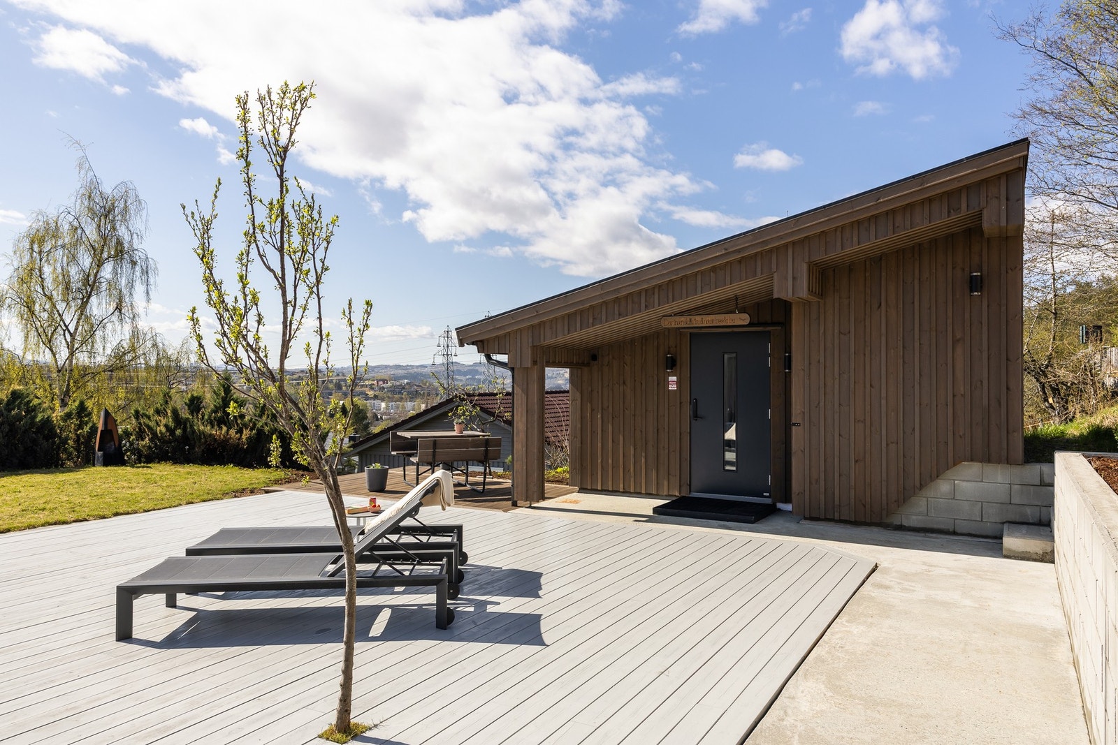 Frittstående bod ved terrasse oversiden på 27m². Bygd ny i 2023. Galleribilde