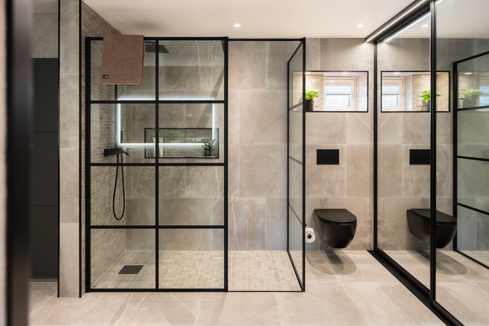 Meget lekkert bad på hele 14,6m² i sokkel. Badet ble renovert i 2019 og har store 60x60 fliser på vegger, gulv og tak. Galleribilde