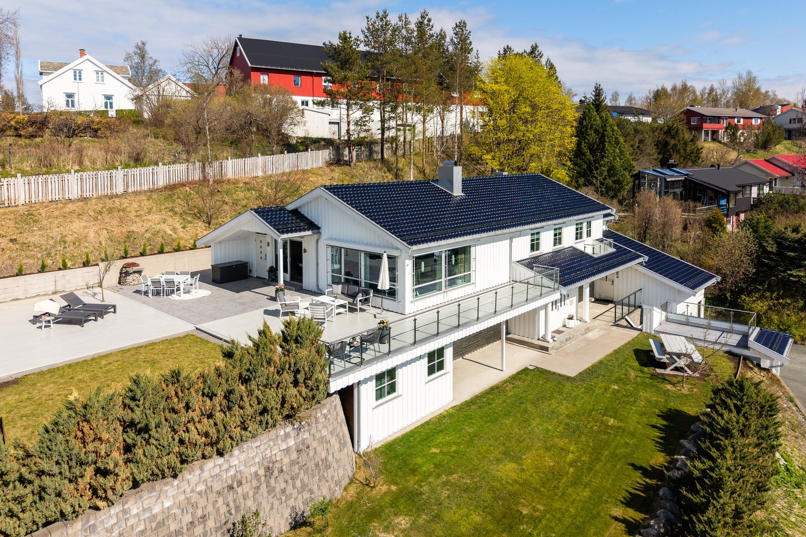 Stor enebolig på hele 489m² bruksareal. Boligen ble påbygd og omfattende rehabilitert i ca. 2010 med ny drenering, vinduer, kledning, etterisolering og taktekking. Galleribilde
