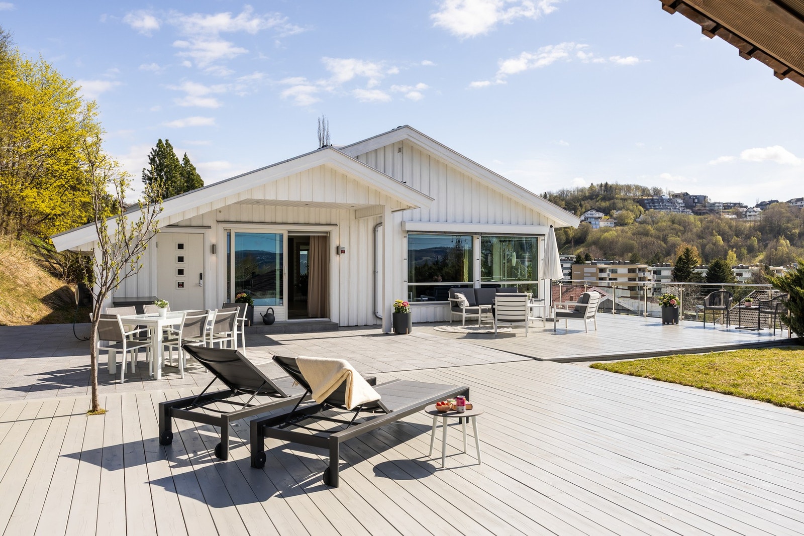 Nydelig terrasse/veranda på hele 178m². Galleribilde