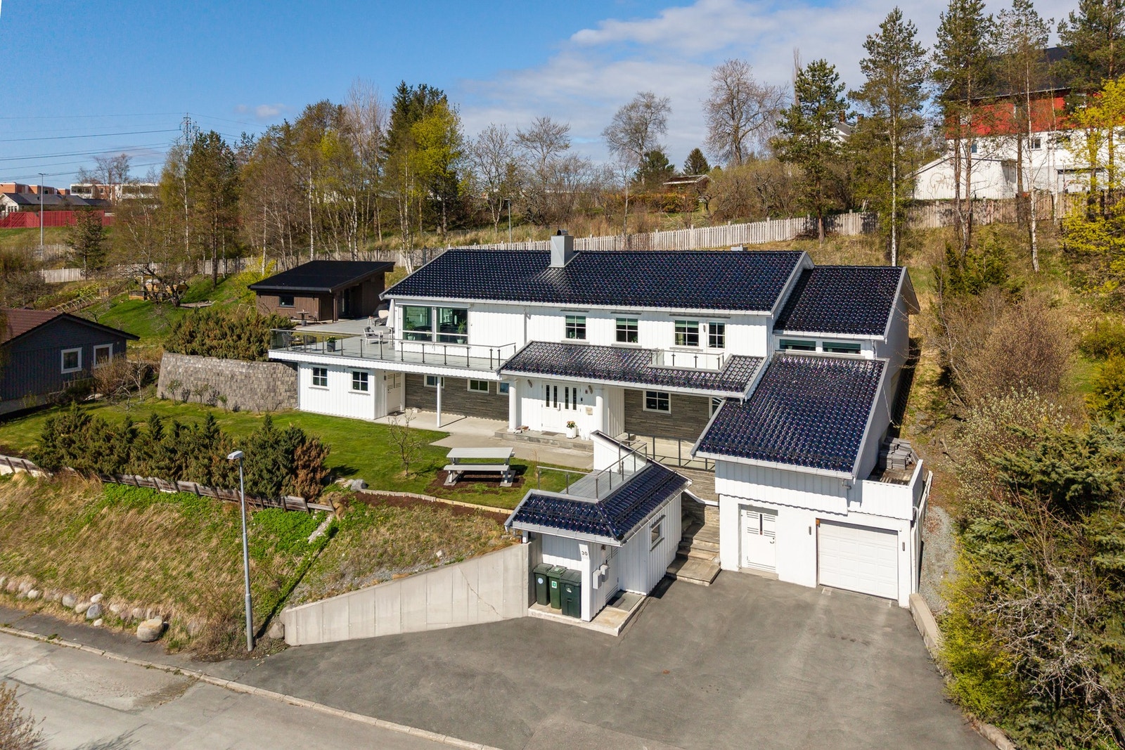 Garasje med elbil-lader. Flere p-plasser på egen tomt. Galleribilde