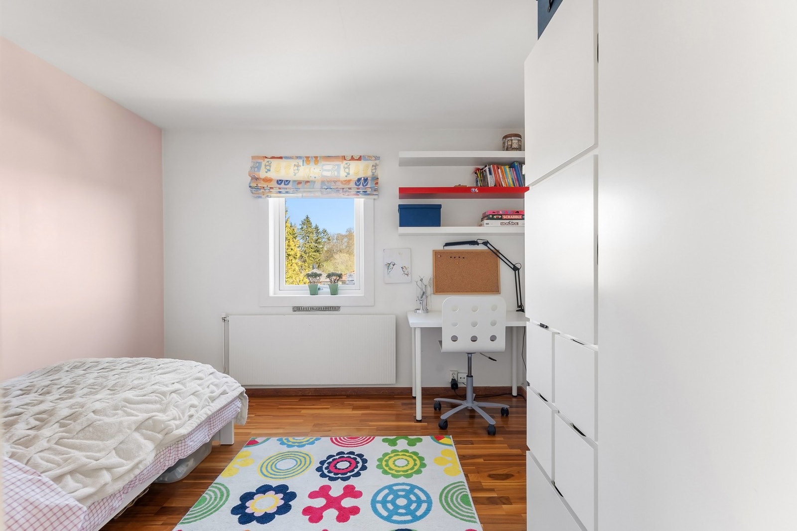 Soverom 3 med plass til garderobe, skrivebord og seng. Galleribilde