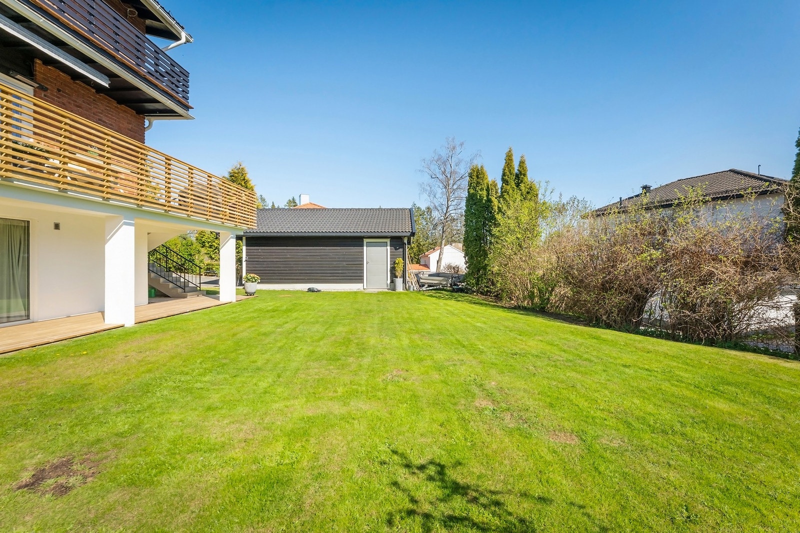 Flat og pent opparbeidet hage. Galleribilde