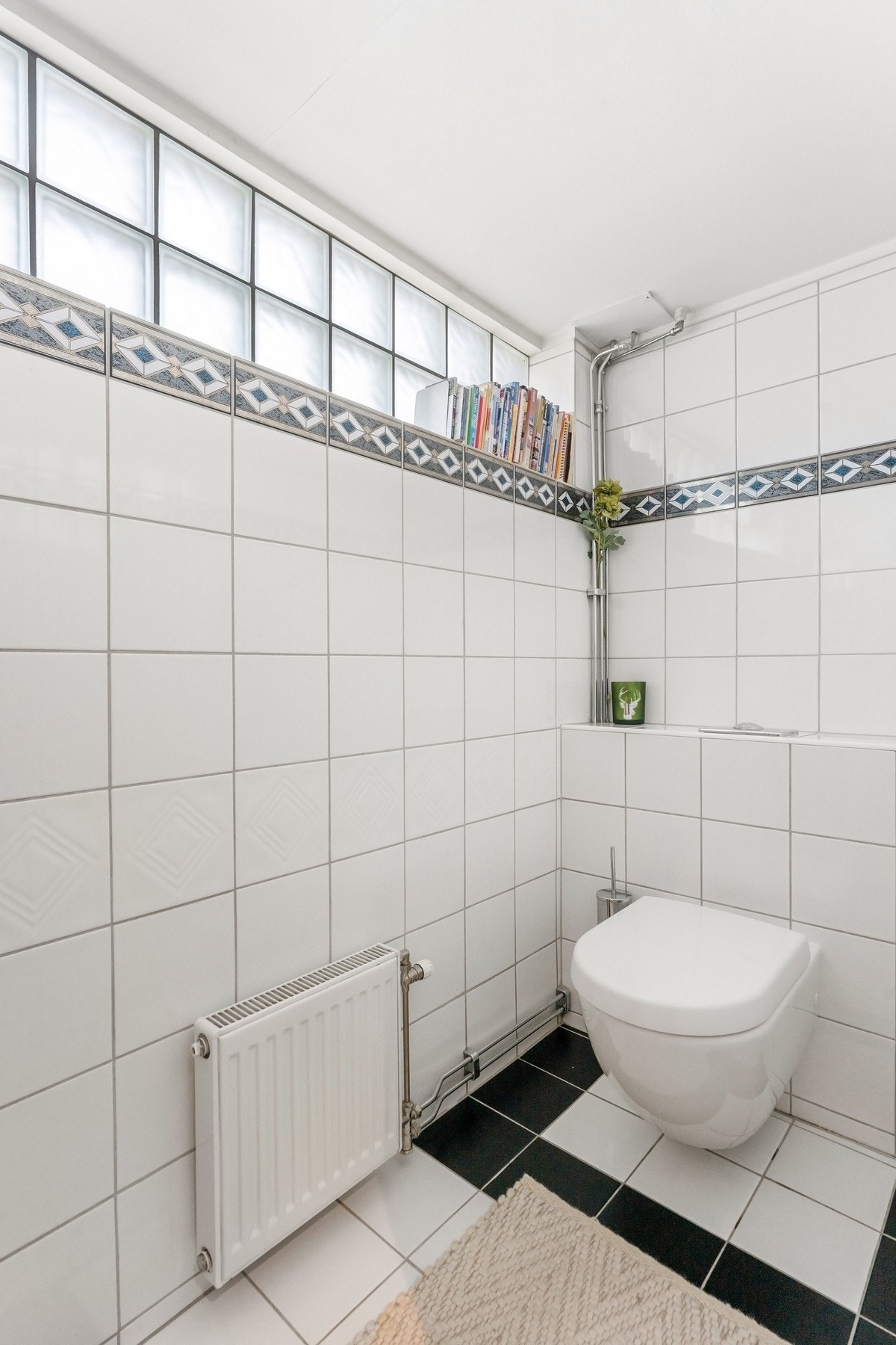 Toalettrommet er innredet med servant, vegghengt toalett og nyere radiator. Galleribilde