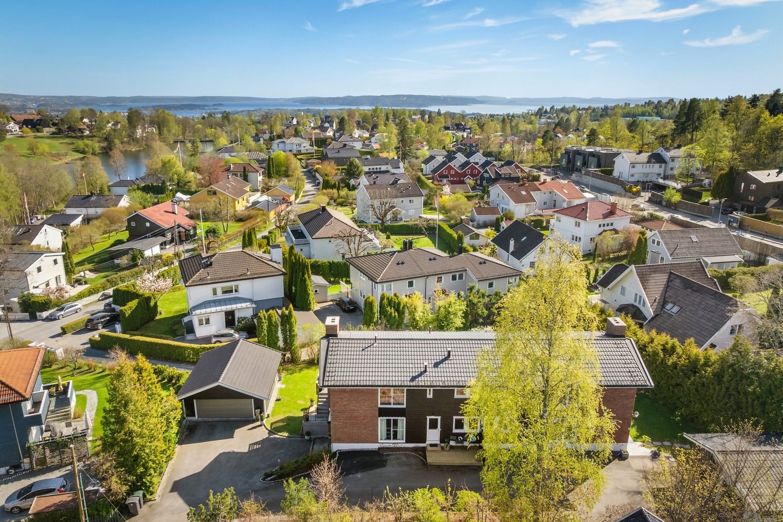 Området fremstår som svært barnevennlig med mange aktivitetsmuligheter, skoler og barnehager. Galleribilde
