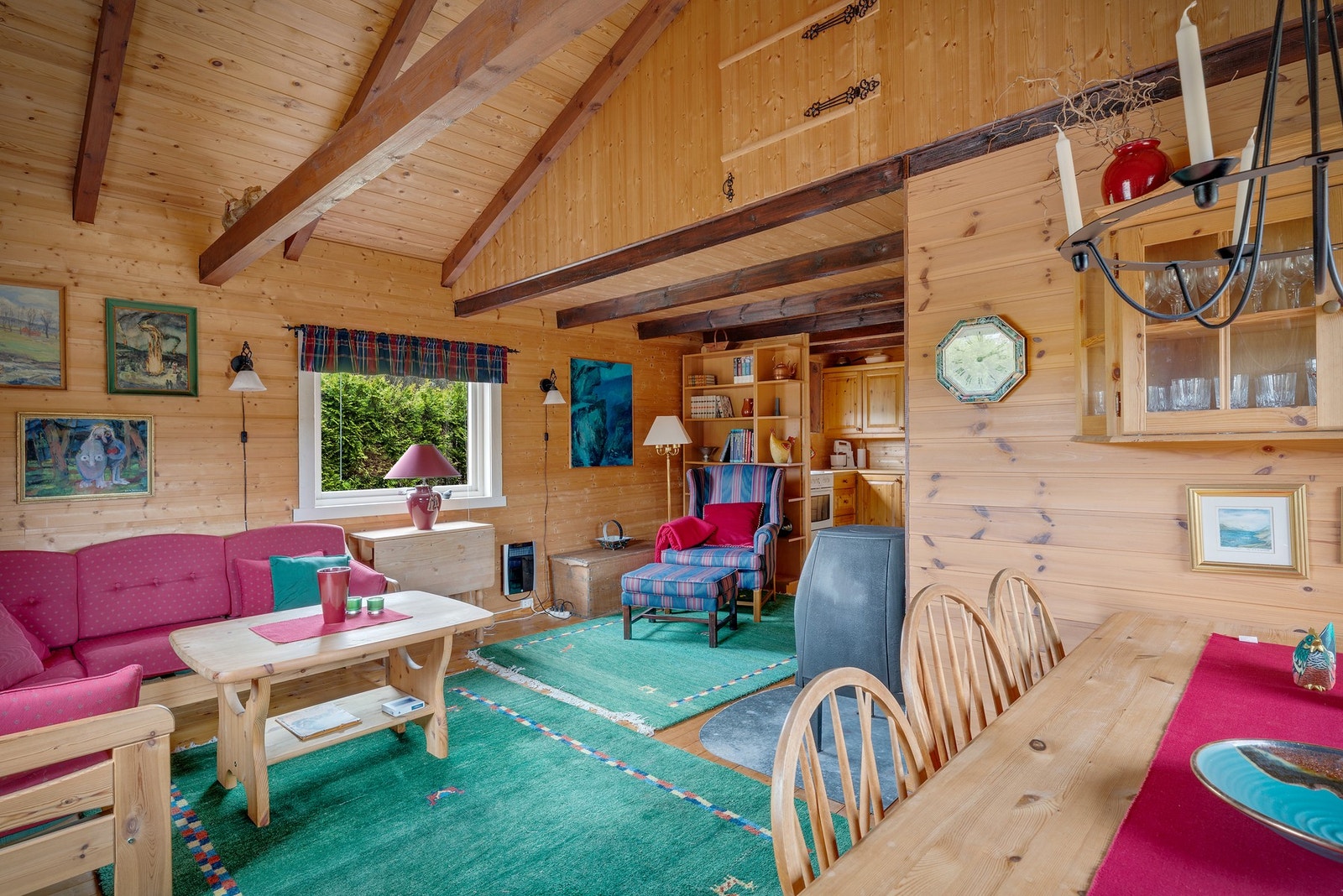 Lite loft over deler av hytten, se luke i taket Galleribilde
