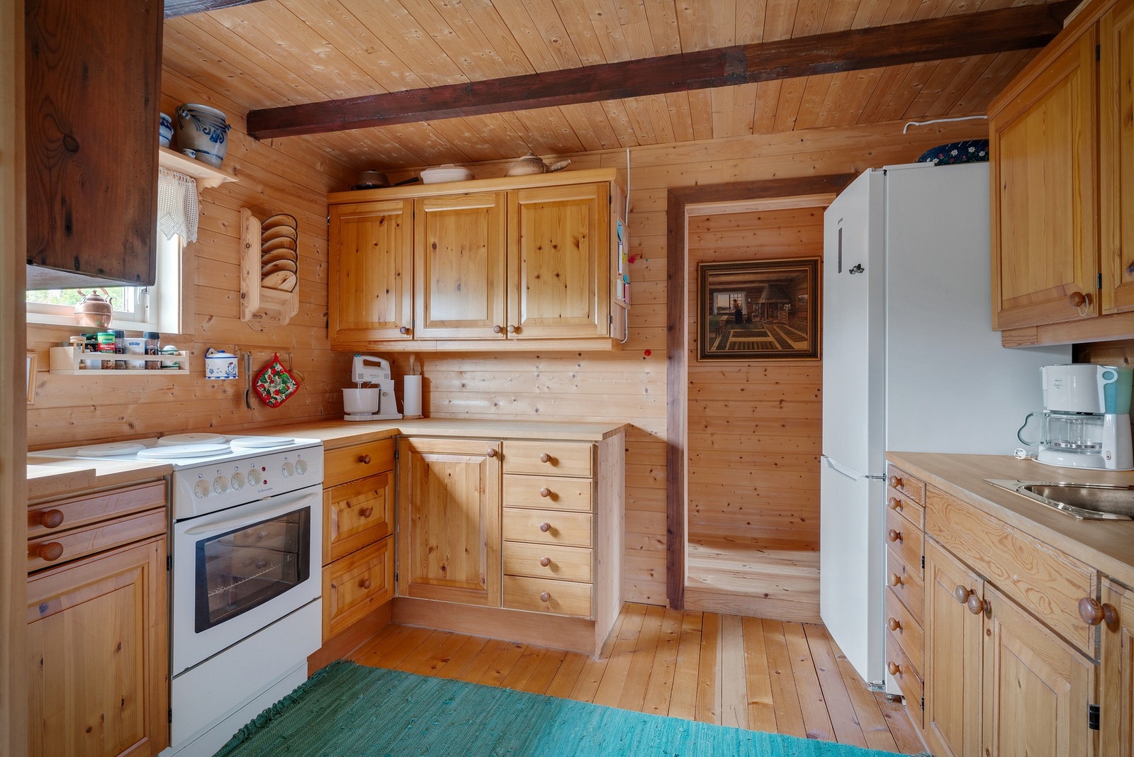 Oppgradert kjøkken. Man ser påbygget i bakkant hvor 2 nye soverom ble etablert. Galleribilde