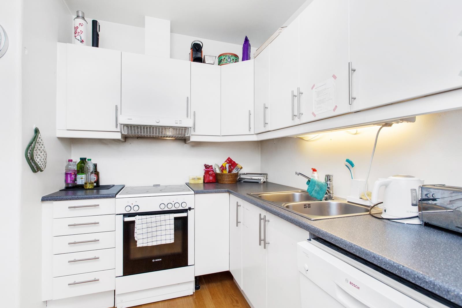Separat kjøkken med god skap- og benkeplass Galleribilde