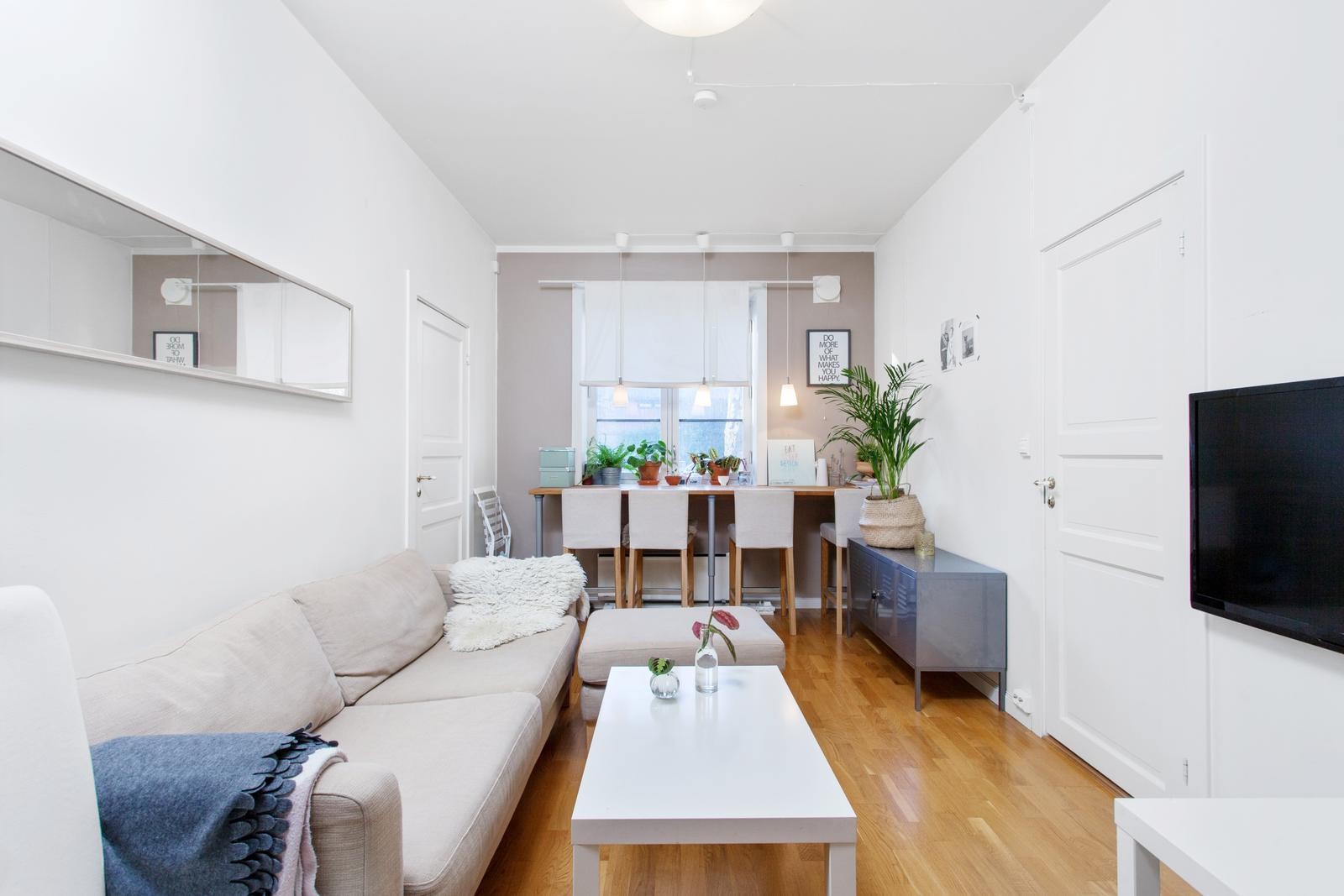 Stue med sofa, spisegruppe og naturlig lysinnslipp Galleribilde