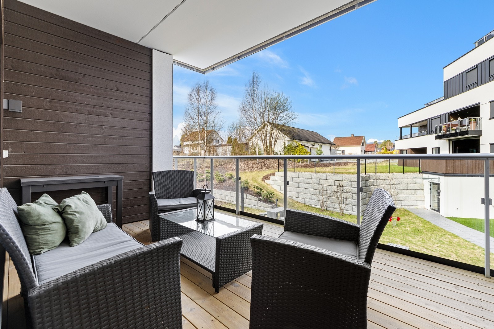 Fra stuen er det utgang til en romslig balkong på nesten 13 m² med god plass til utemøbler. Galleribilde
