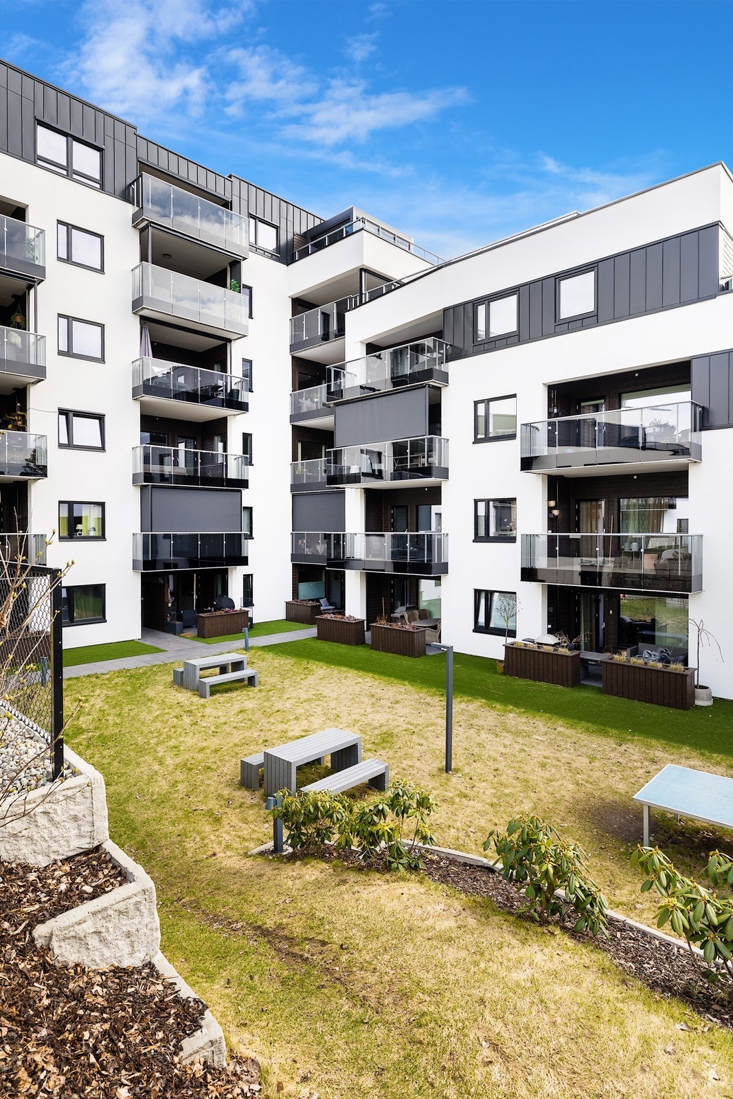 Sameiet har et pent opparbeidet atrium med plen, beplantning og sittegrupper. Galleribilde