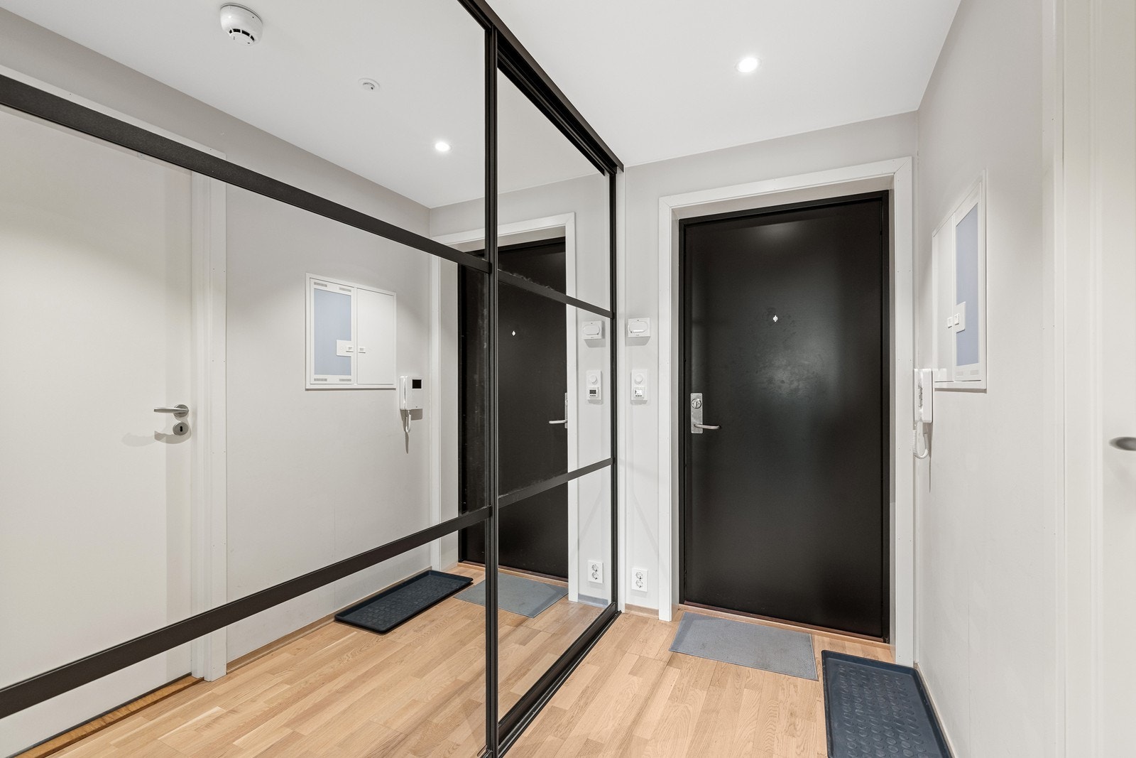 Entréen har en praktisk skyvedørsgarderobe for effektiv oppbevaring av yttertøy. Galleribilde