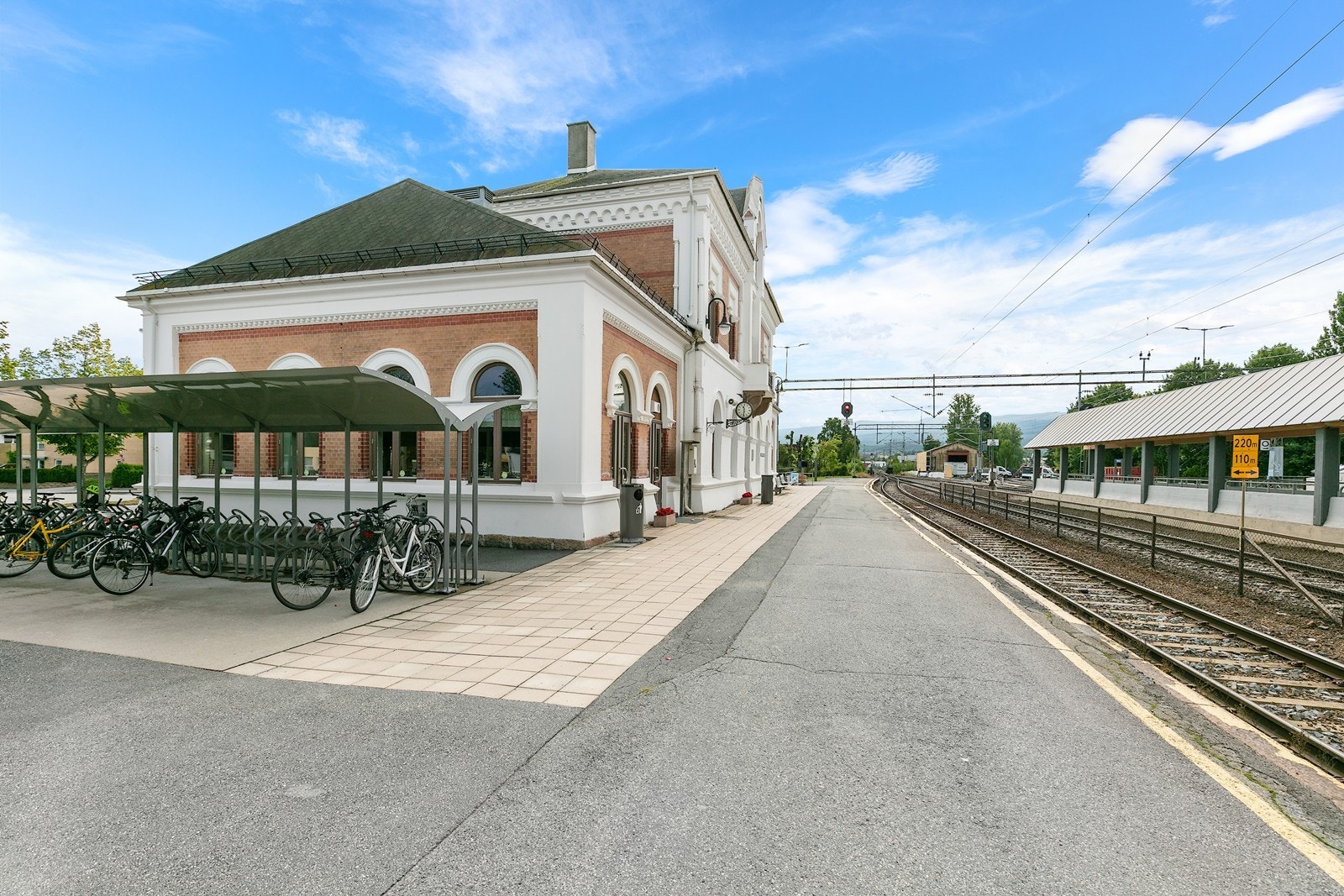 Hokksund stasjon ligger kun ti minutters gange unna, med gode togforbindelser. Galleribilde