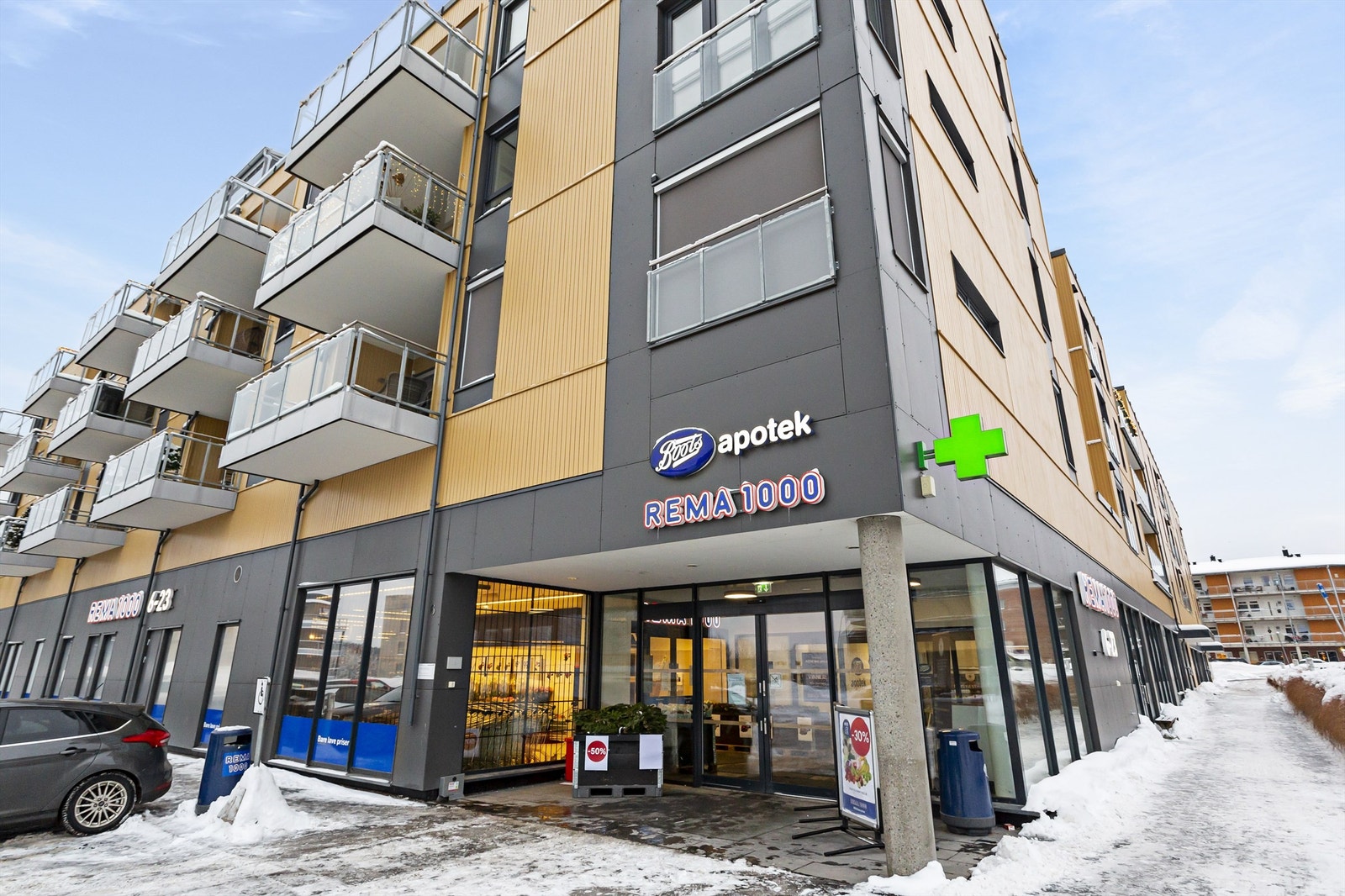 Flere butikker og tjenester, som Boots apotek, ligger kun et par minutters gange fra leiligheten. Galleribilde