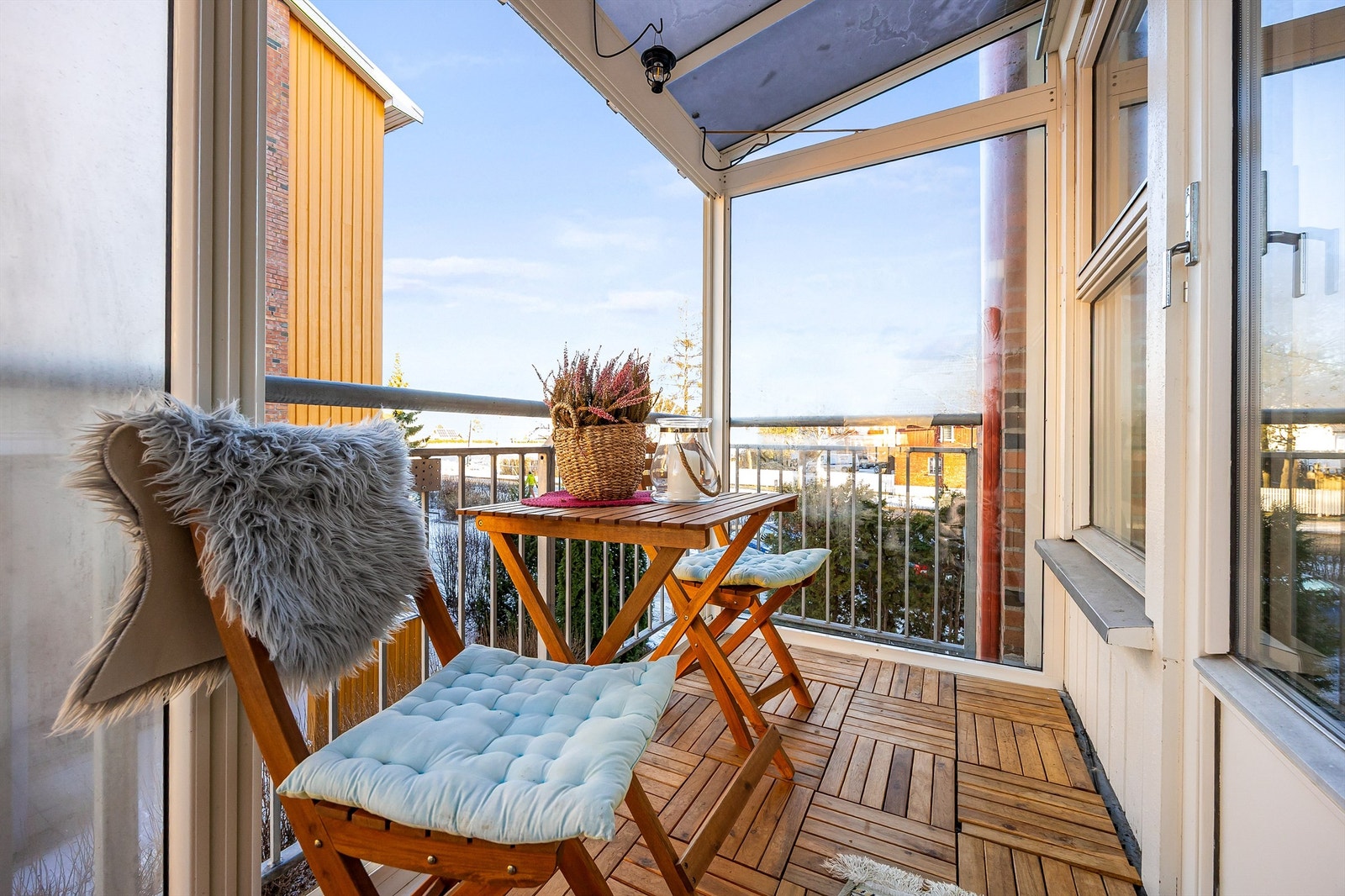 Balkongen med plass til en hyggelig sittegruppe. Galleribilde