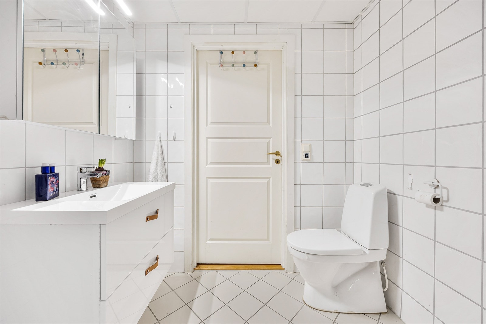 Badet har en stilren innredning fra Megaflis og behagelig gulvvarme. Galleribilde