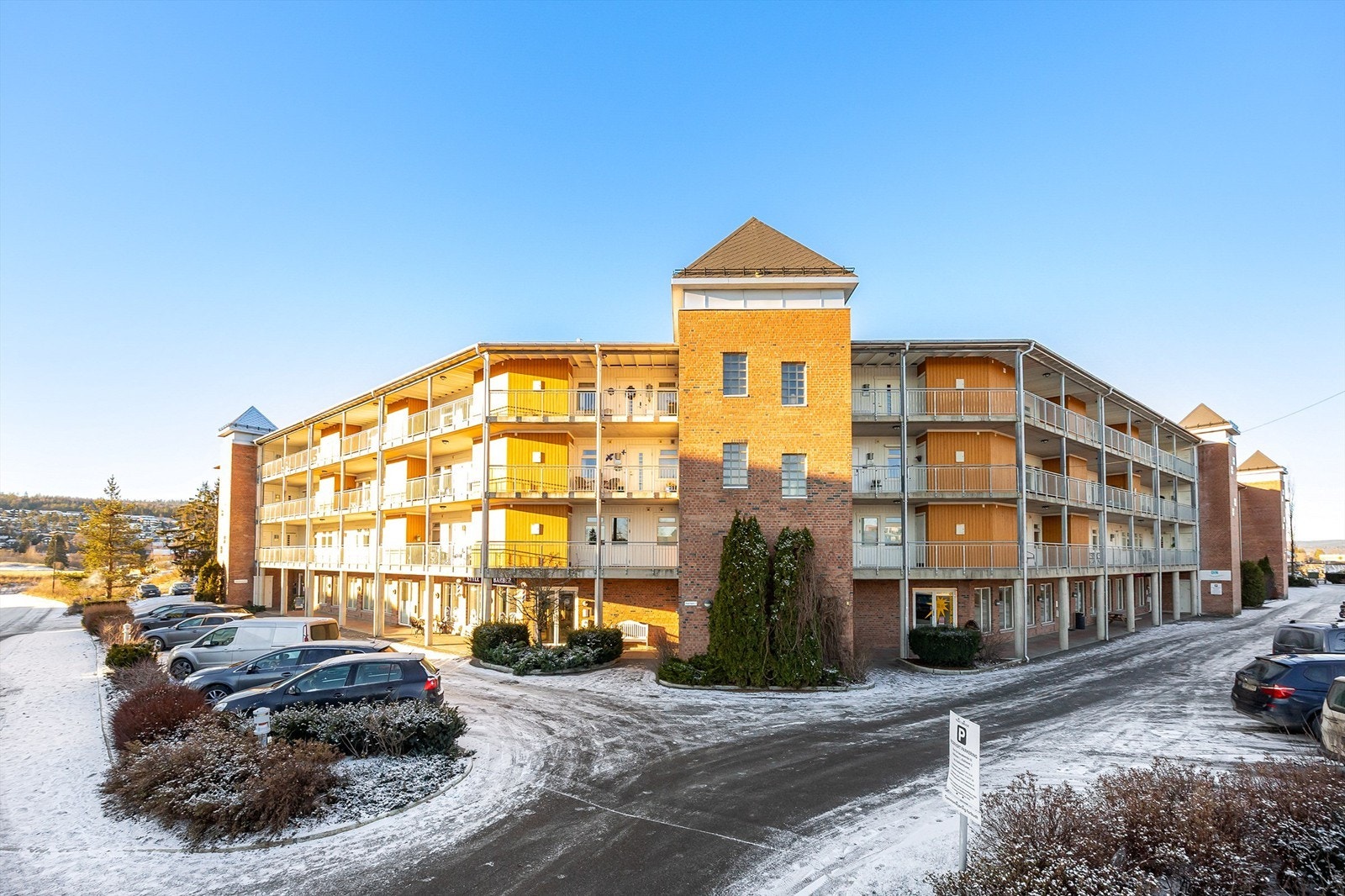 Enkel adkomst til bygget med parkering rett utenfor. Galleribilde