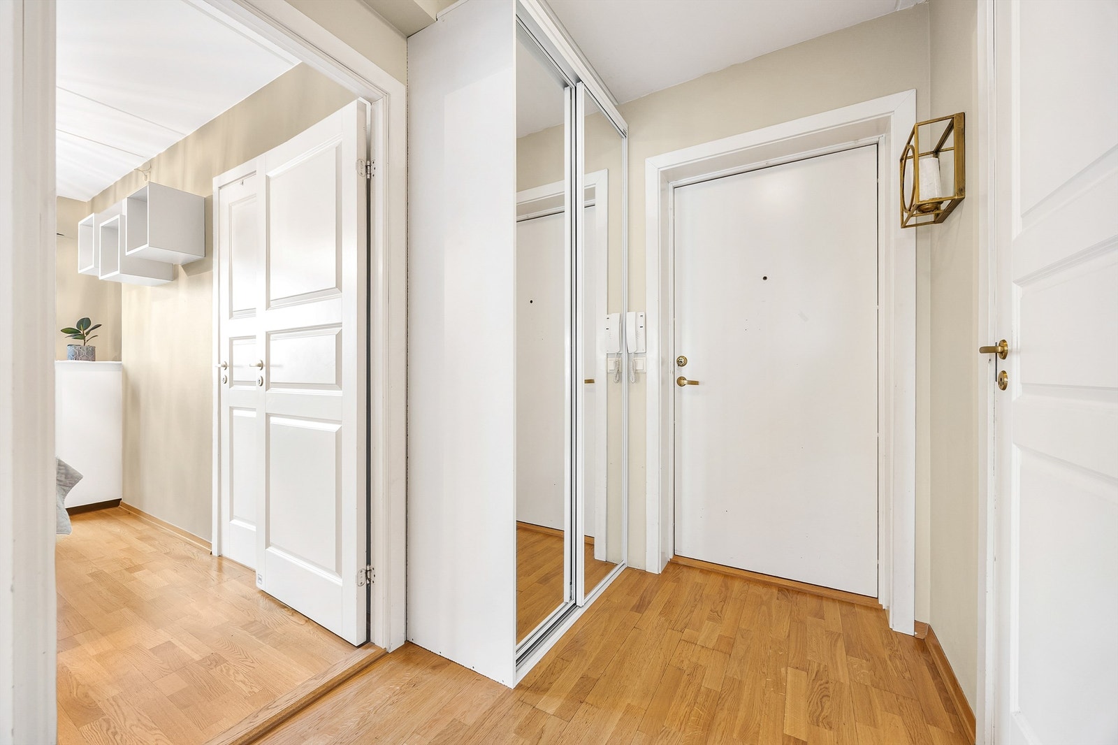 Entréen har en praktisk skyvedørsgarderobe med speilfronter, som gir gode oppbevaringsmuligheter for yttertøy. Galleribilde
