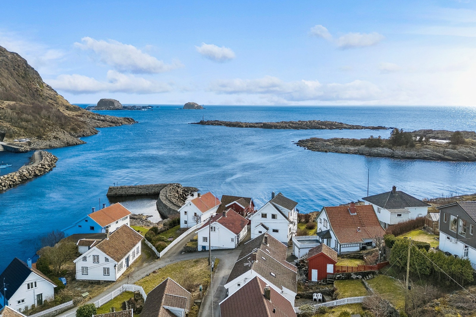 Øvregaten 21 ligger ytterst i idylliske og fredede Sogndalstrand Galleribilde