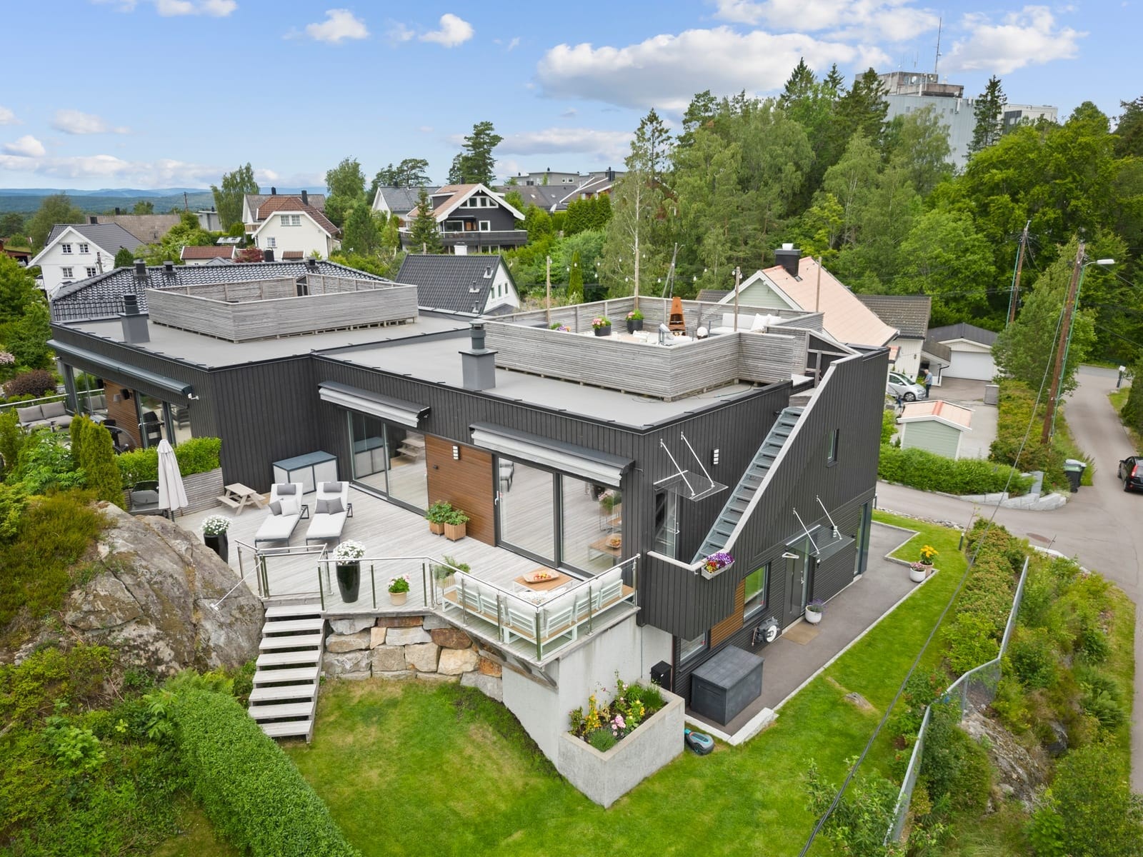 Moderne tomannsbolig fra 2018 med integrert dobbelgarasje og god parkering på gårdsplass. Galleribilde