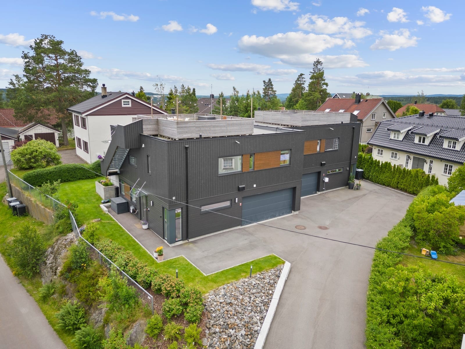 Boligen byr på flere flotte uteområder, inkludert solrik terrasse og romslig takterrasse med nydelig utsikt. Galleribilde