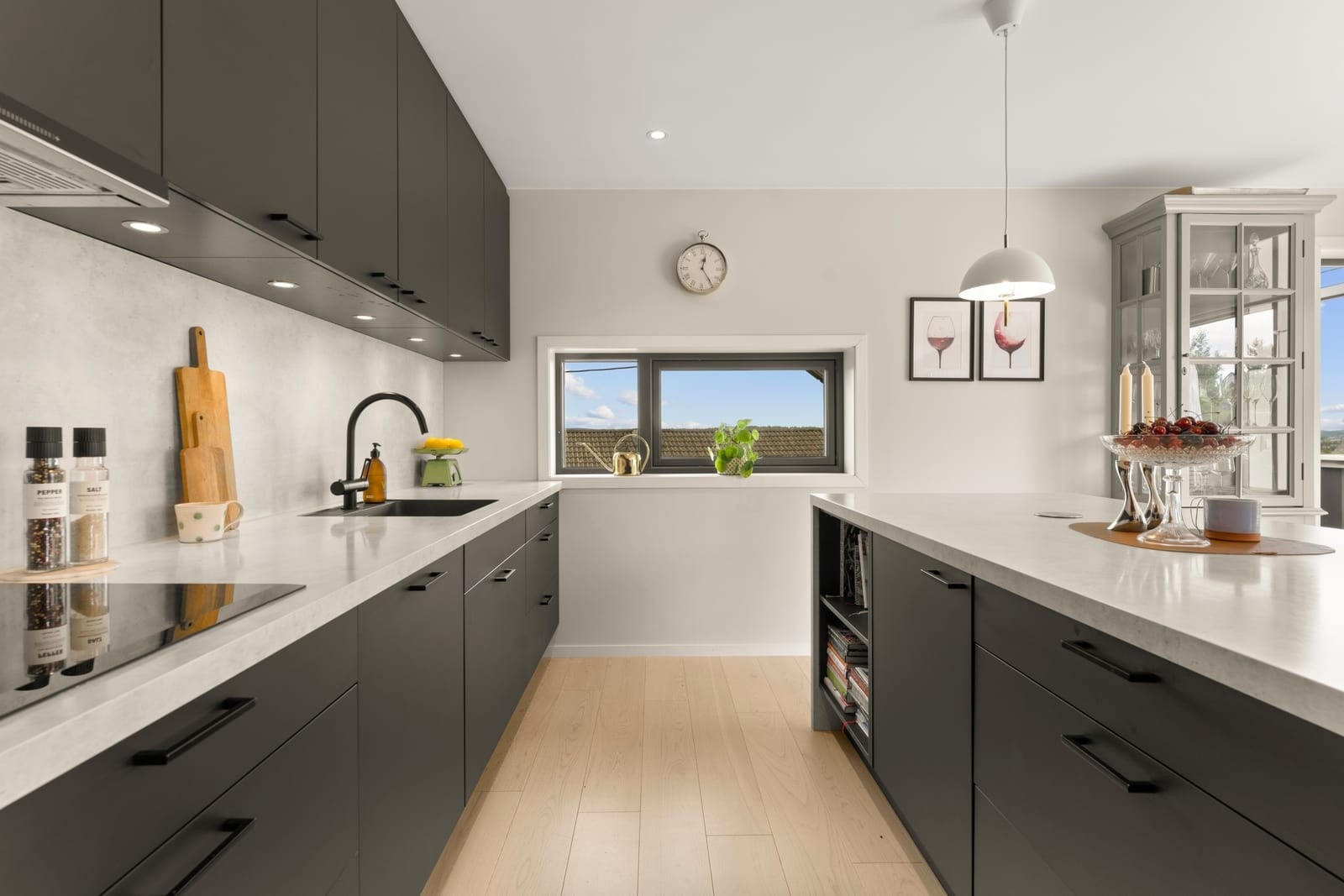 Moderne kjøkken med integrerte Siemens-hvitevarer, induksjonstopp og god benkeplass. Galleribilde