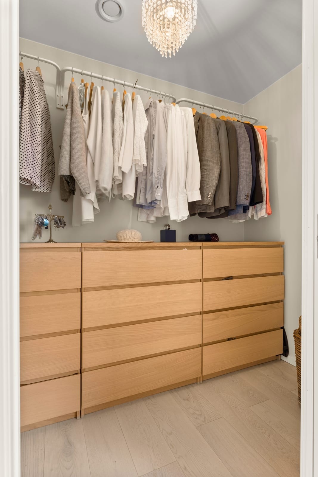 Walkin-closet tilknyttet soverommet Galleribilde