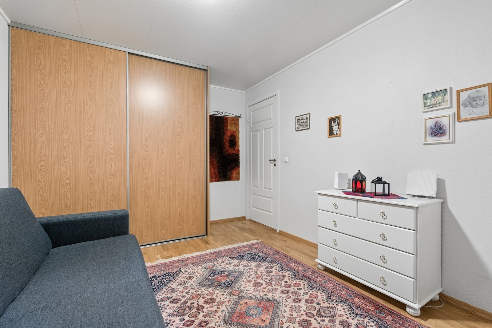 Med på handelen medfølger skyvedørsgarderobe. Galleribilde