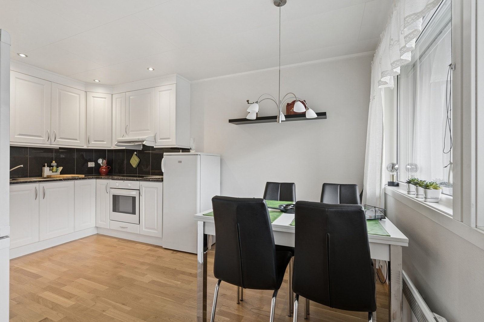 Leiligheten byr på plass til spiseplass og har et innholdsrikt og godt kjøkken. Galleribilde