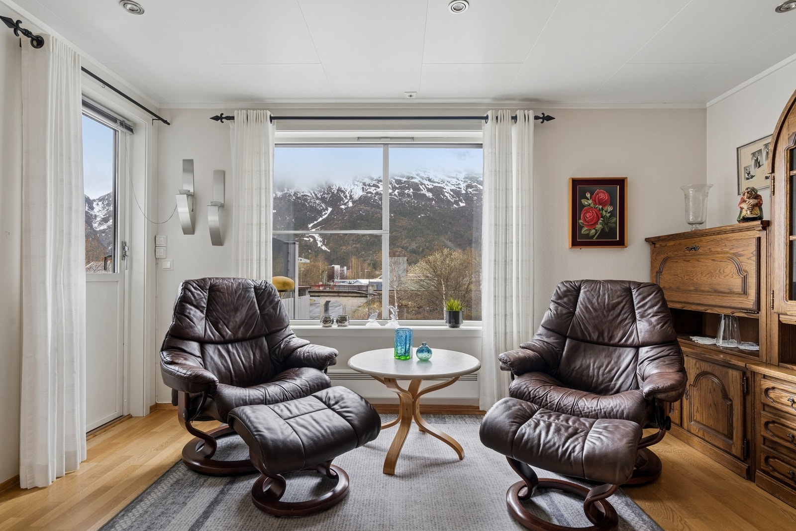 Store vindusflater gir godt med lys, og fra stuen er det utgang til balkongen. Galleribilde