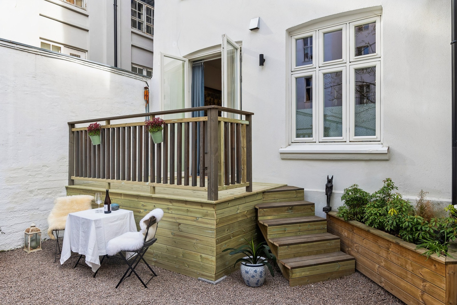 Terrasse med plass til sittegruppe. Galleribilde