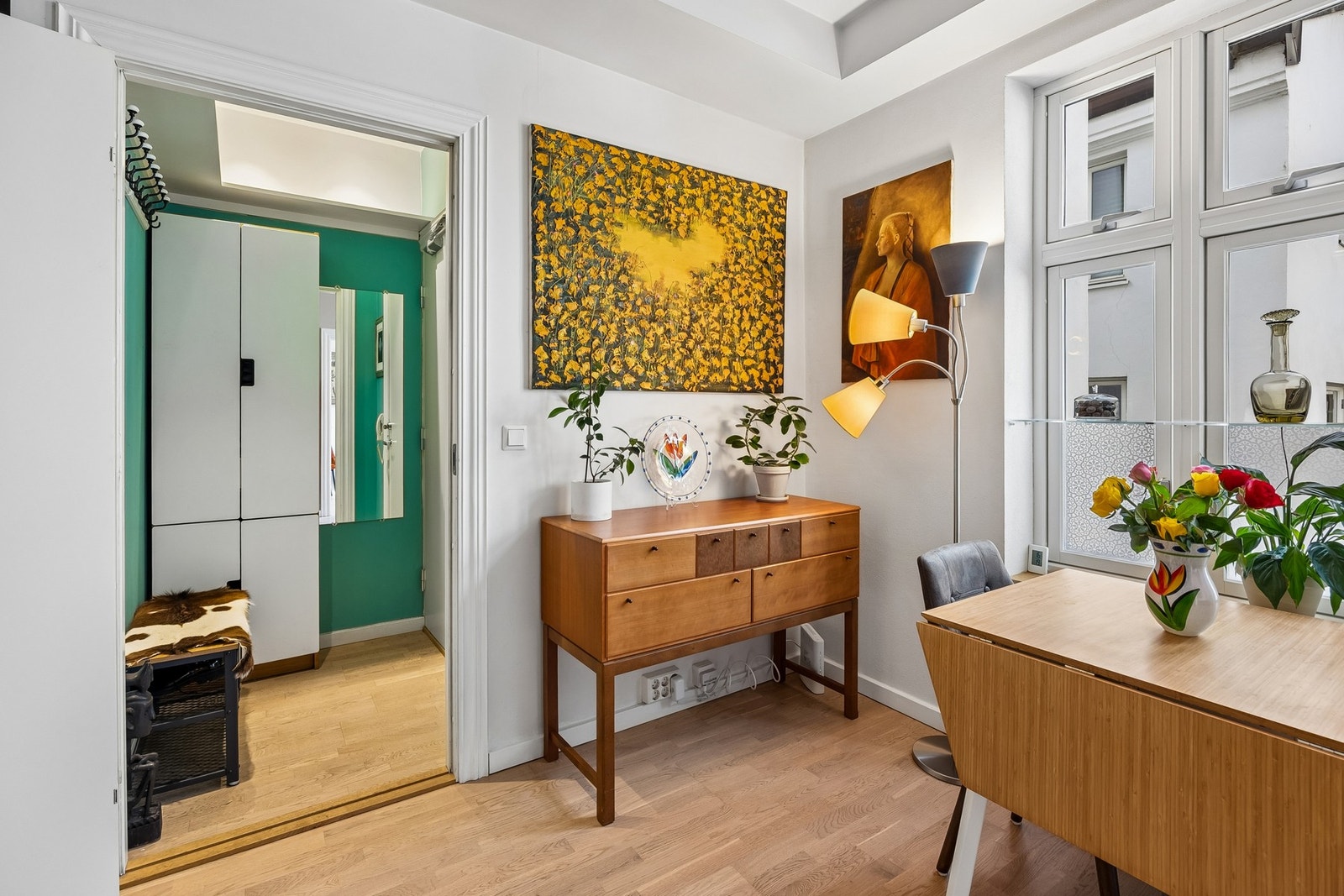 Spiseplass med naturlig tilknytning til kjøkkenet. Galleribilde