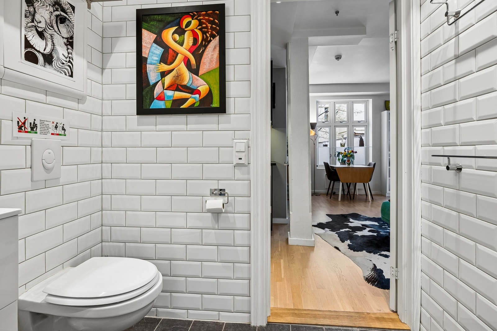 Delikat flislagt bad med moderne innredning. Galleribilde