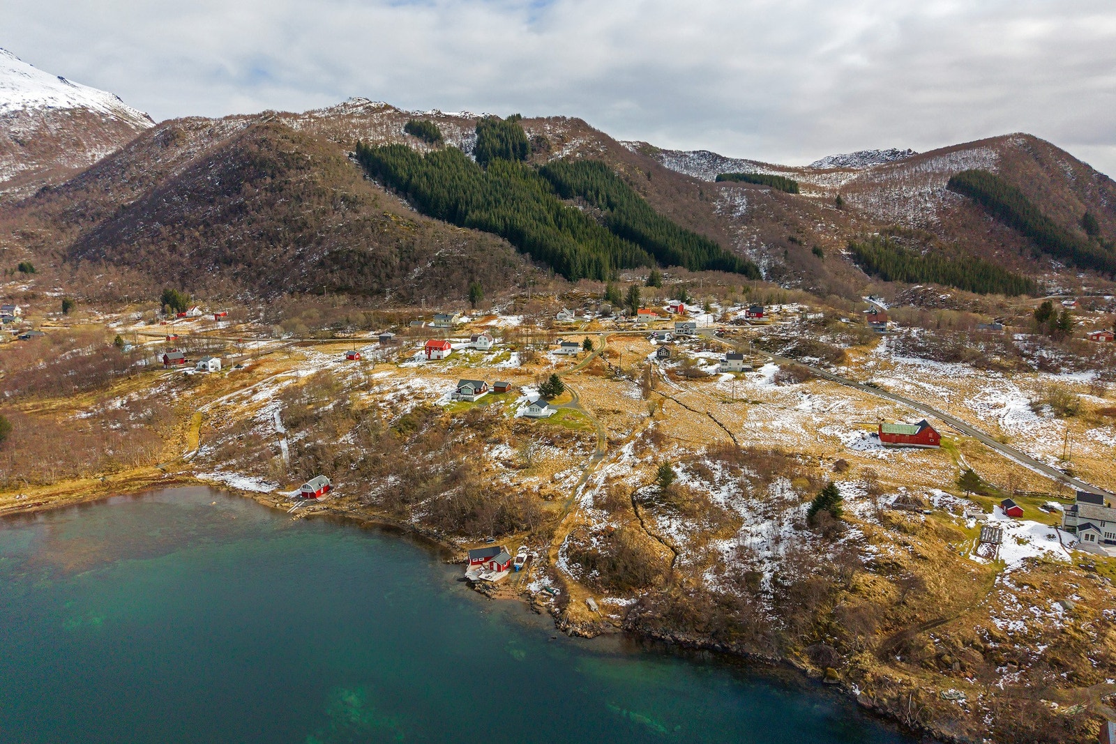 Tinglyst adkomstvei til sjøen og rett til båtopsett. Galleribilde