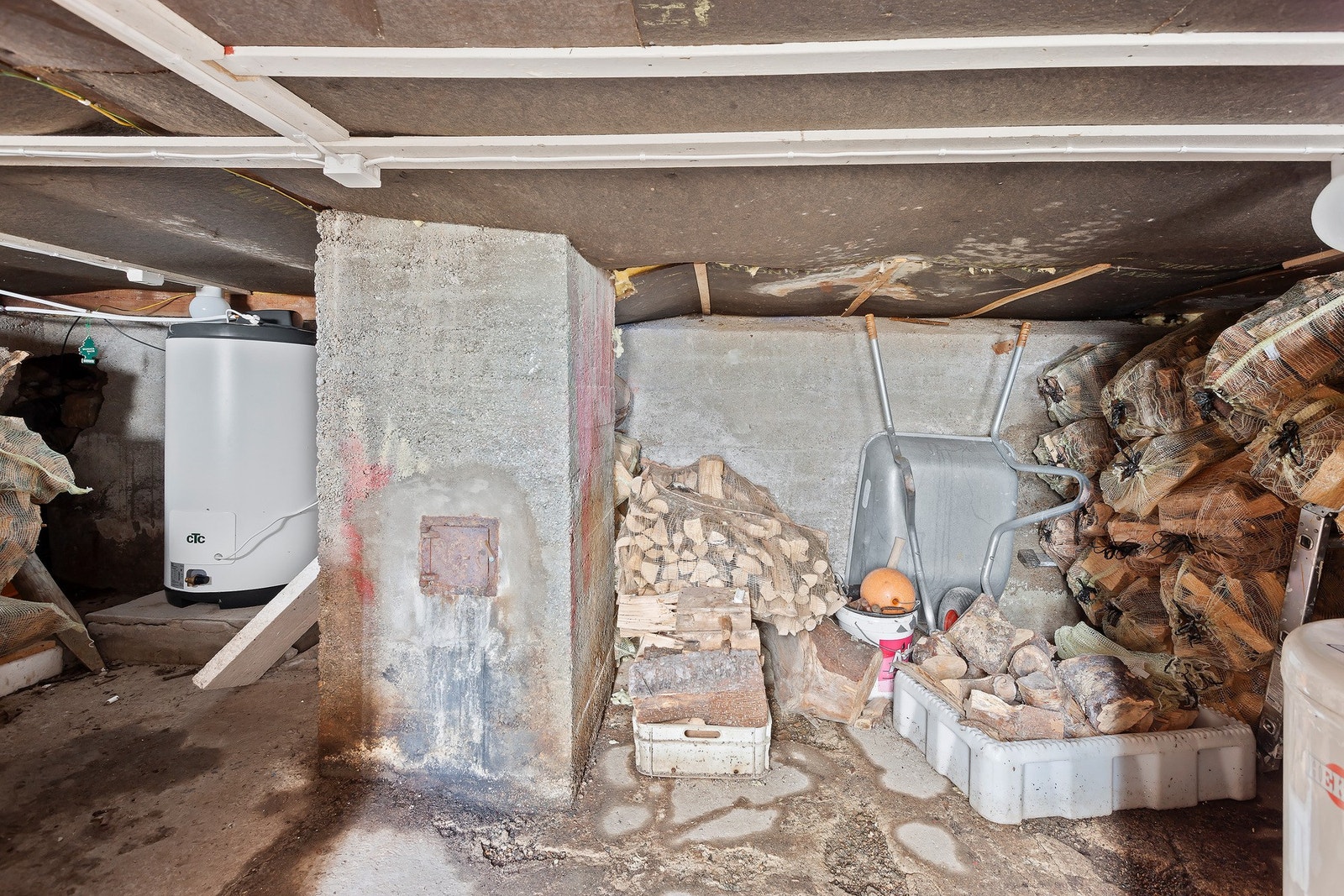 Krypkjeller hvor varmtvannstanken er plassert. Galleribilde