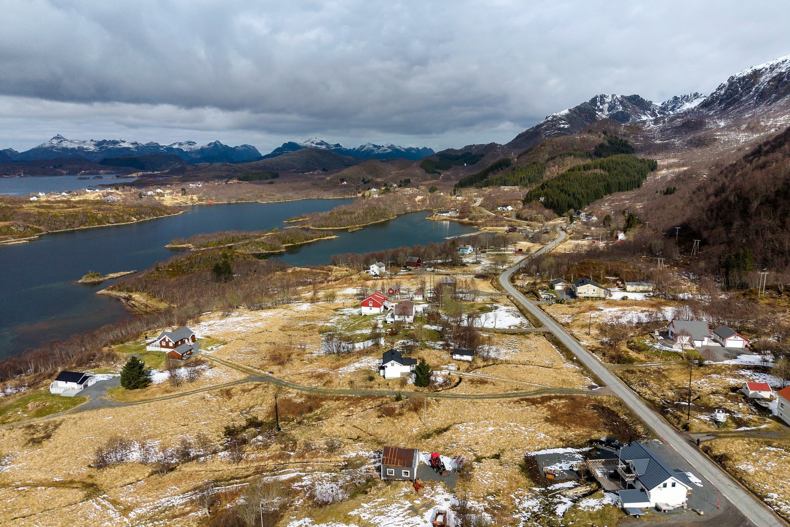 Eiendommen ligger i naturskjønne omgivelser like oppfor havet på Røsnes i Bø kommune. Galleribilde