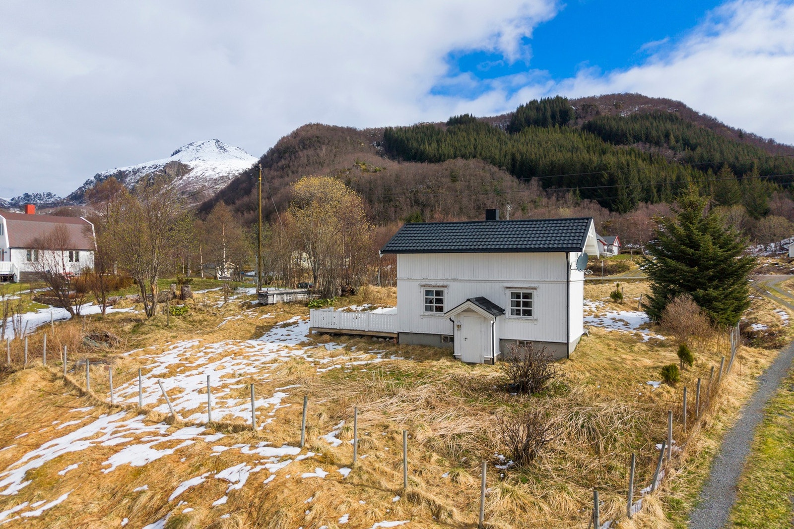 Solåpen, svakt skrånende tomt. Grøntarealer rundt boligen. Tomten kan beskrives som naturtomt/delvis overgrodd. Galleribilde