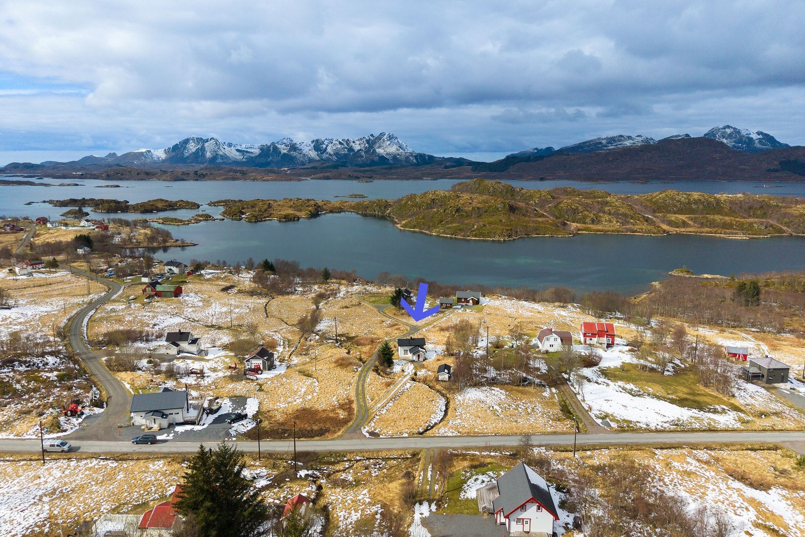 Enebolig som i dag brukes til fritidsbolig ligger i naturskjønne omgivelser i et populært område for fritidsboliger. Galleribilde