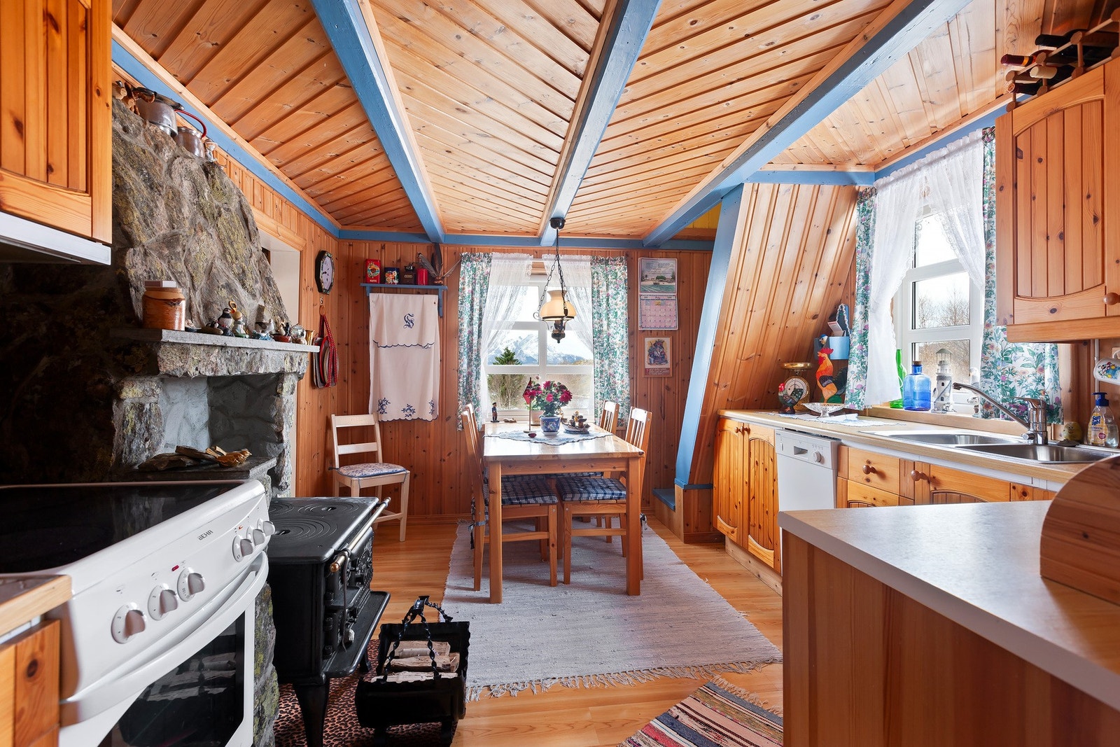 Koselig kjøkken med funksjonell løsning og en lun stemning som gjør det naturlig å samles her. Galleribilde