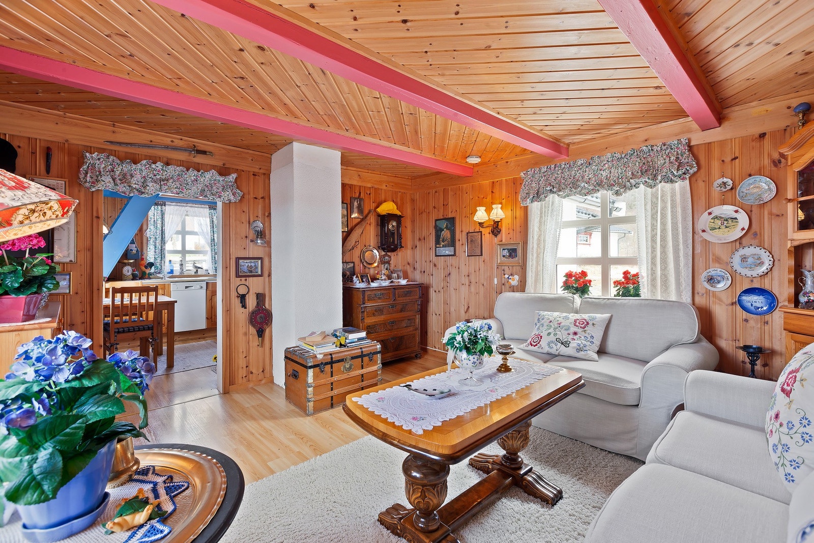 Stuen har god plass til sofa og annet møblement. Galleribilde