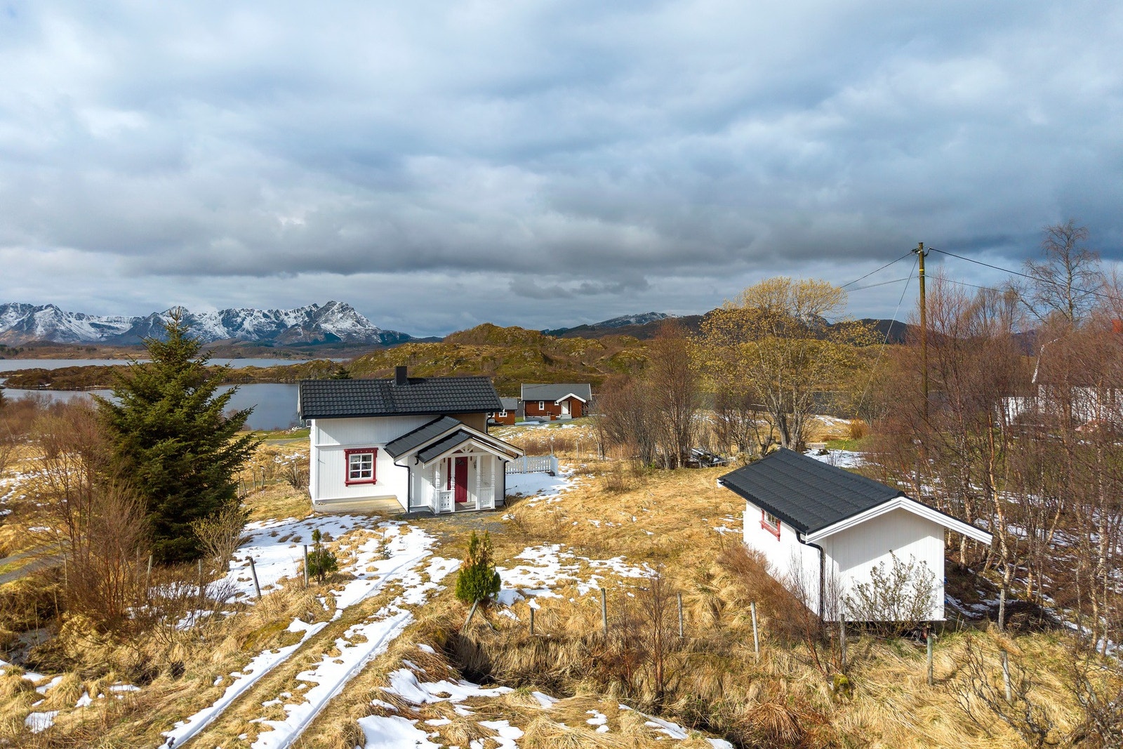 Eiendommen består av enebolig/fritidsbolig og utebod. Galleribilde
