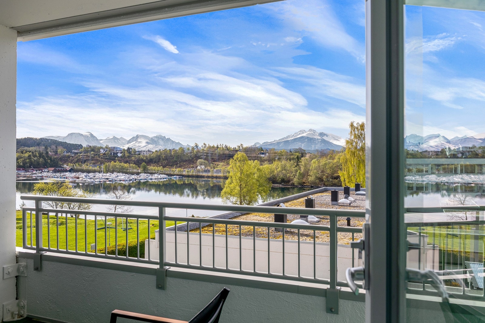Nyt den flotte utsikten mot sjøen og småbåthavnen rett fra stuen. Galleribilde