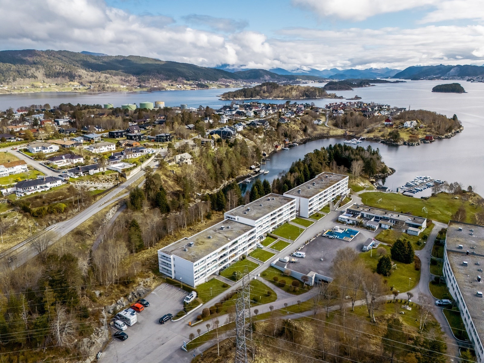 Borettslagets tomt har parkmessig opparbeidelse, gjesteparkeringsplasser, lekeplass og garasjeanlegg. Galleribilde