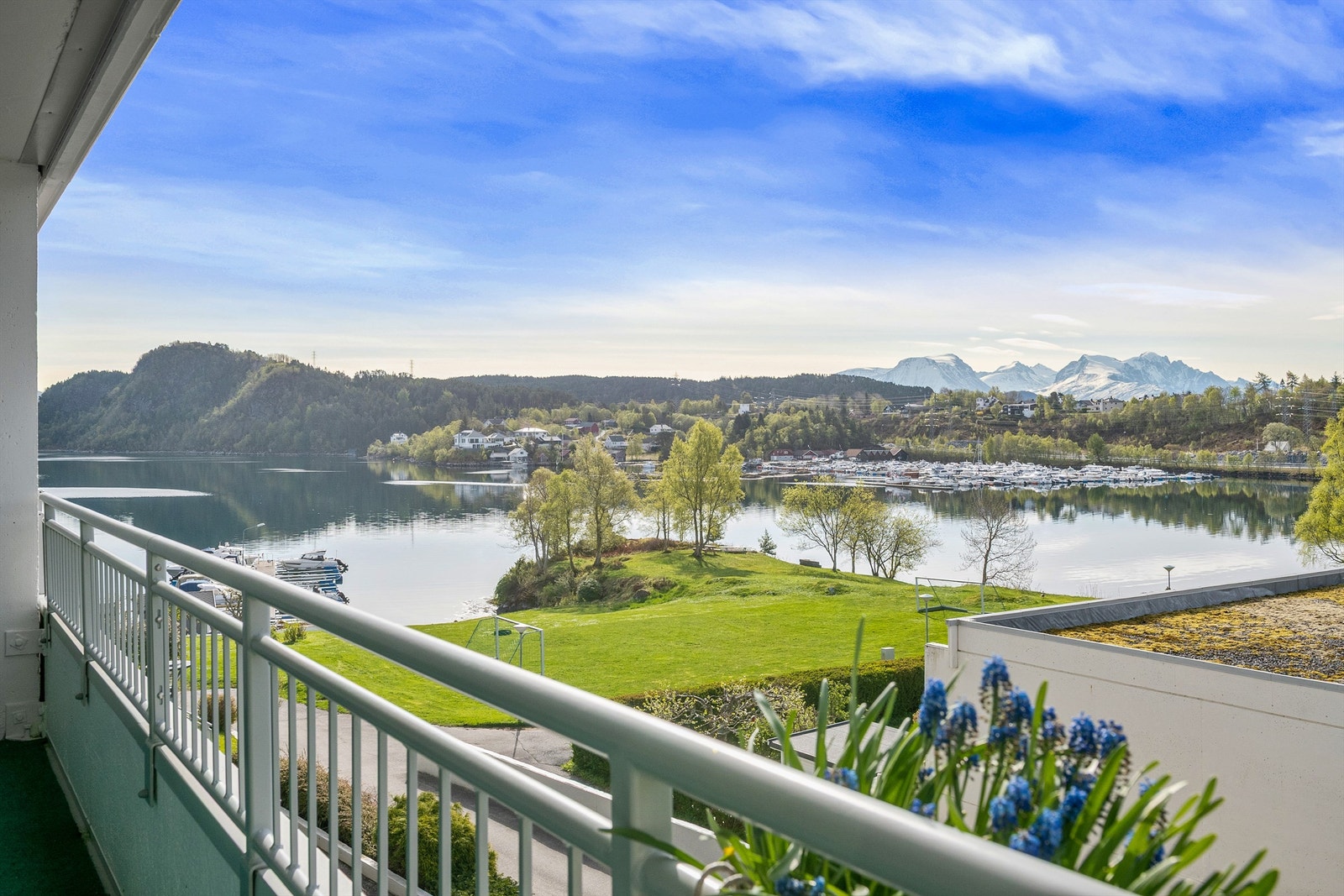 Fra den store, sydvendte balkongen på 15 kvm er det flott utsikt over borettslagets fellesarealer, fjorden og fjellene. Galleribilde