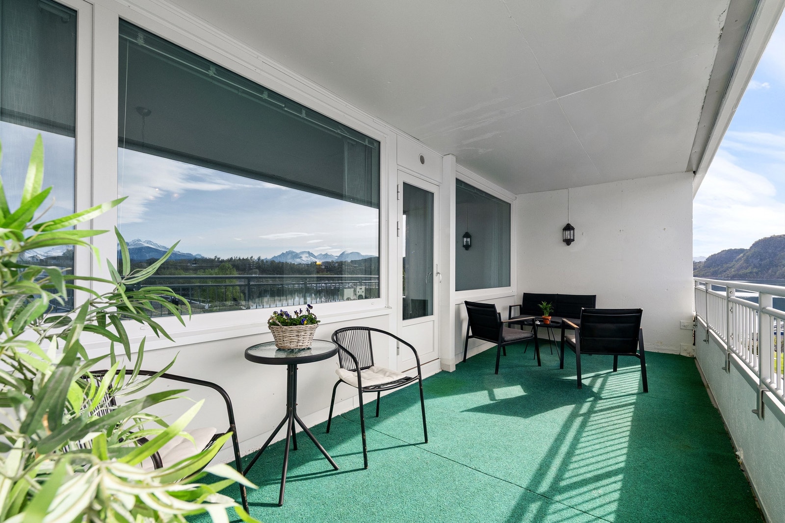 Her er det rikelig med plass til både sittegruppe og beplantning. Galleribilde