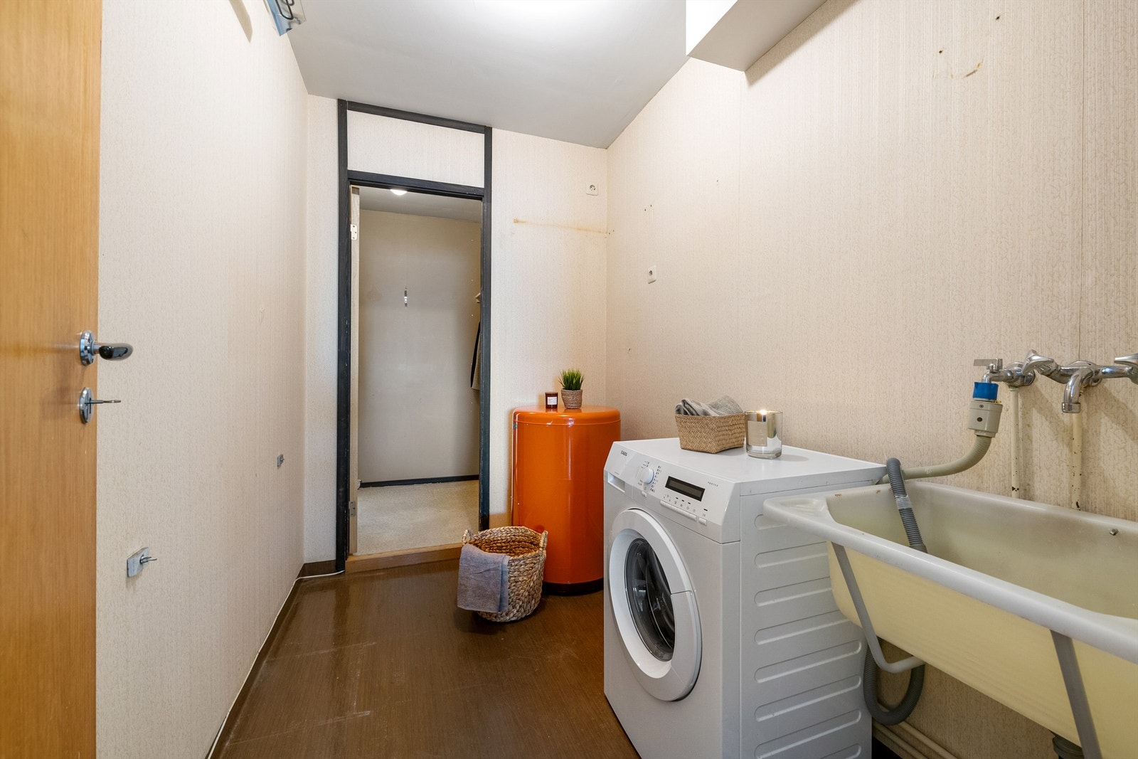 Eget vaskerom med opplegg for vaskemaskin og plass til oppbevaring. Galleribilde