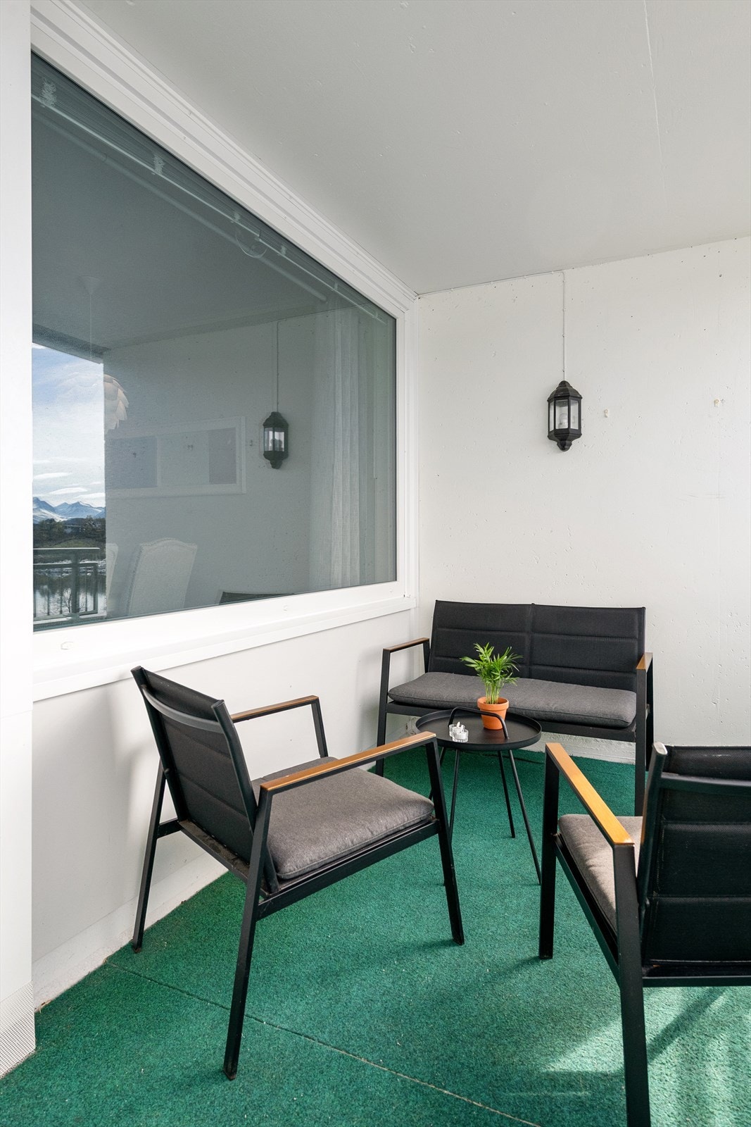 Et hyggelig hjørne på den romslige balkongen. Galleribilde