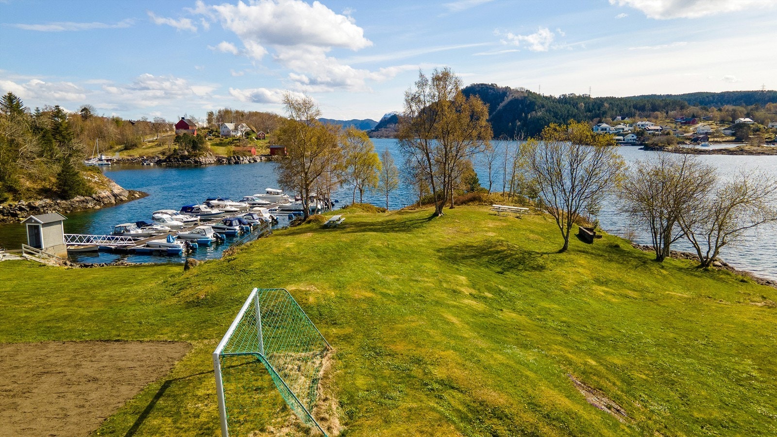 Nydelige fellesområder med lekeplass og mulighet for rekreasjon. Galleribilde