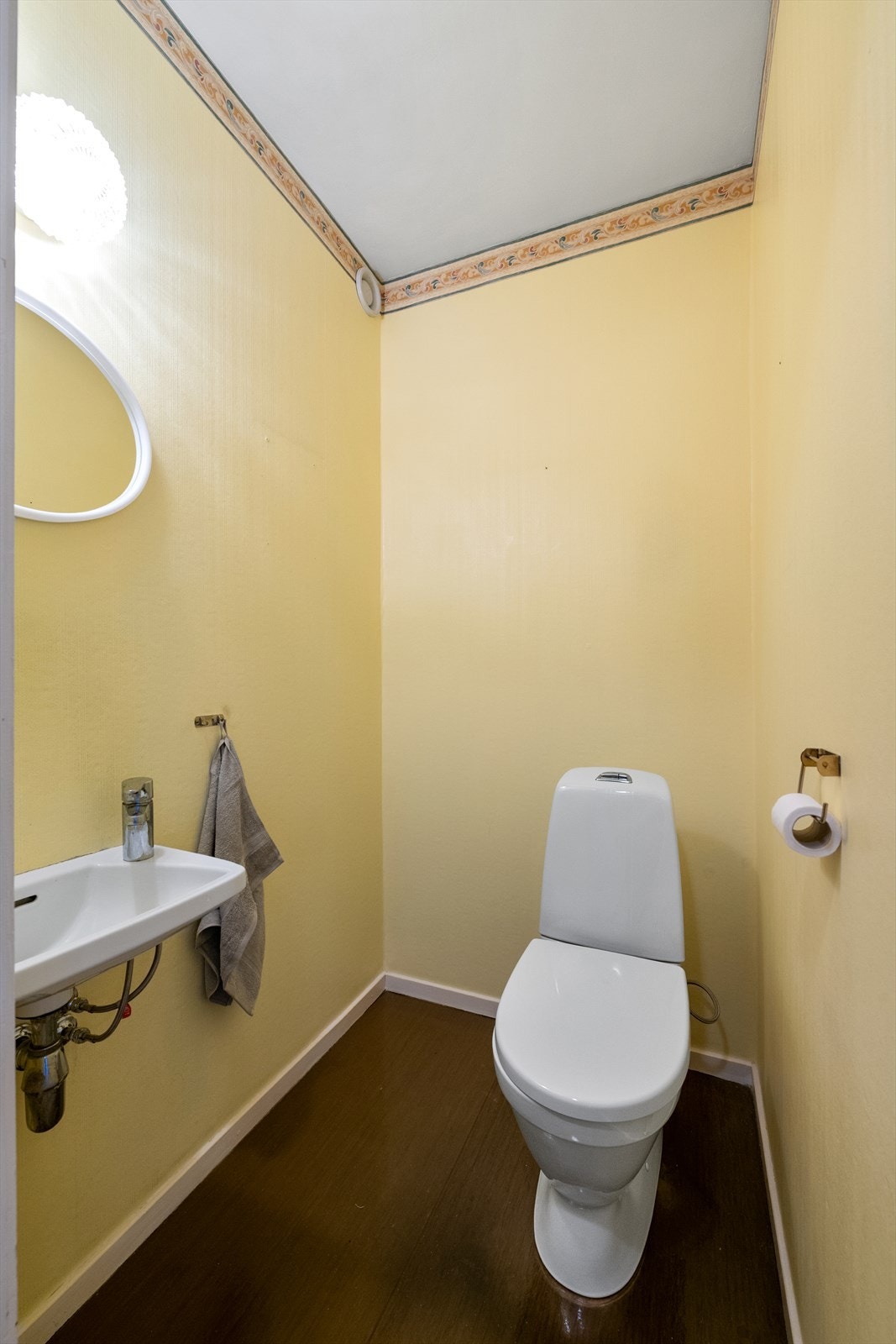 I tillegg til badet har leiligheten et separat toalettrom. Galleribilde