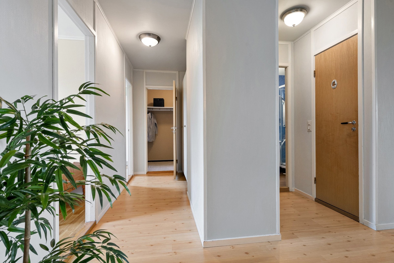En gjennomgående og funksjonell planløsning med lyse overflater. Galleribilde
